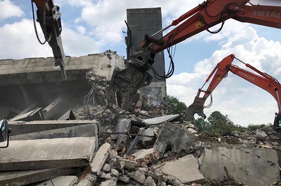 demolare cu mai multe utilaje